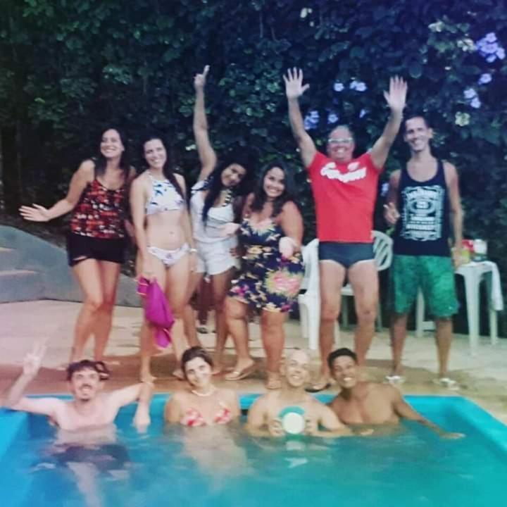 Novos Baianos Hostel E Pousada بورتو سيغورو المظهر الخارجي الصورة A pool party in Brazil
