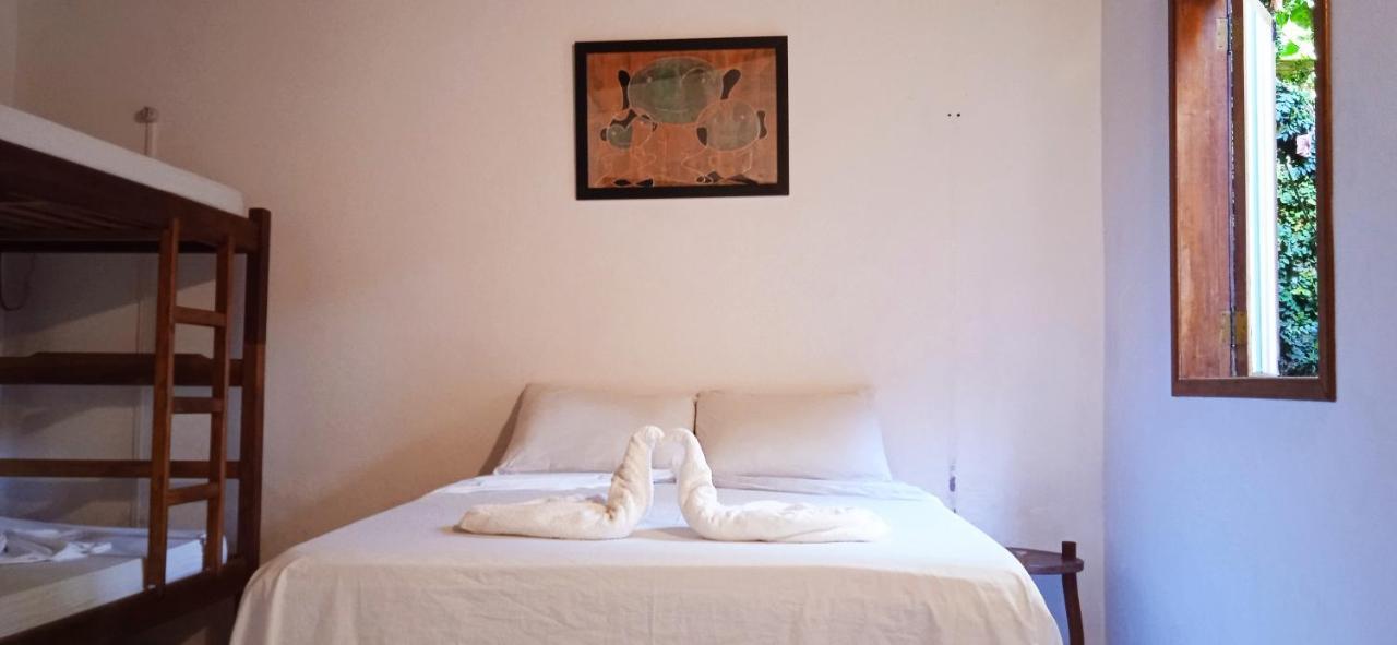 Novos Baianos Hostel E Pousada بورتو سيغورو المظهر الخارجي الصورة A bed with a towel animal