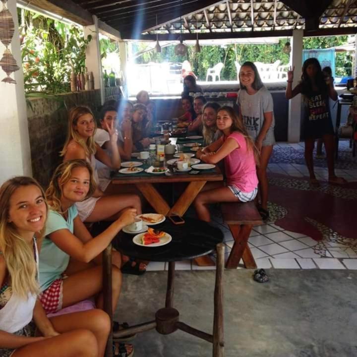 Novos Baianos Hostel E Pousada بورتو سيغورو المظهر الخارجي الصورة Foreign tourists in Mirissa