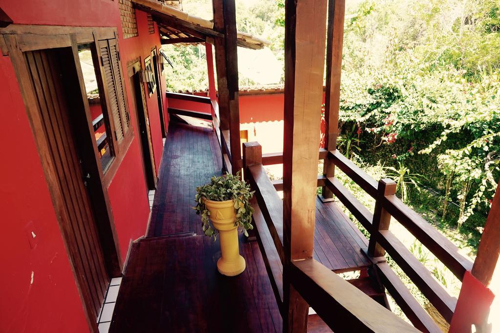 Novos Baianos Hostel E Pousada بورتو سيغورو المظهر الخارجي الصورة A balcony in a house