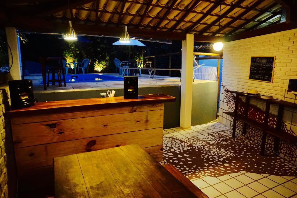 Novos Baianos Hostel E Pousada بورتو سيغورو المظهر الخارجي الصورة The bar at the beach resort