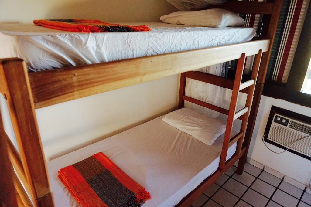 Novos Baianos Hostel E Pousada بورتو سيغورو المظهر الخارجي الصورة Bunk beds
