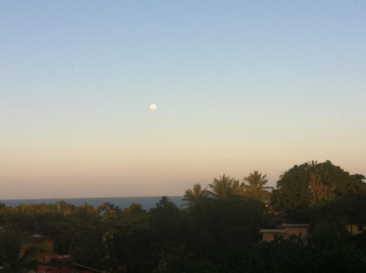 Novos Baianos Hostel E Pousada بورتو سيغورو المظهر الخارجي الصورة Moon over the Mediterranean Sea